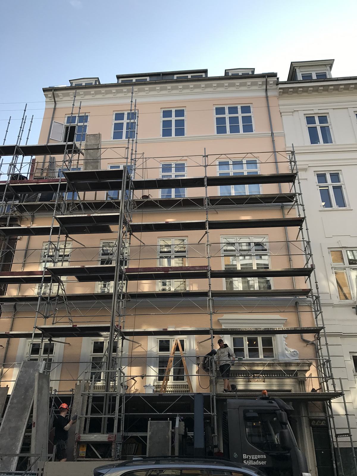 Ejendom med stillads under facaderenovering