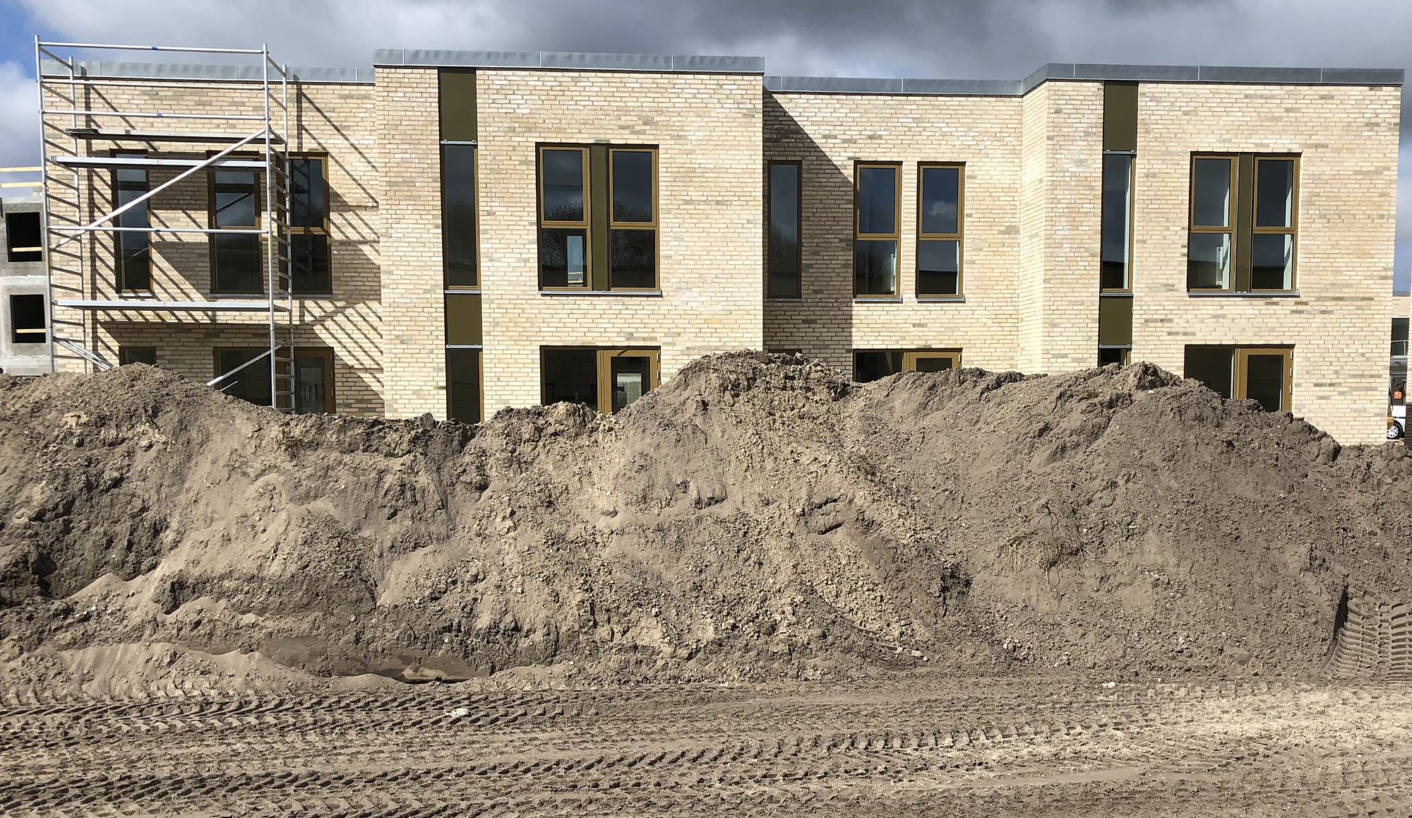Nye rækkehuse i gule mursten under opførelse