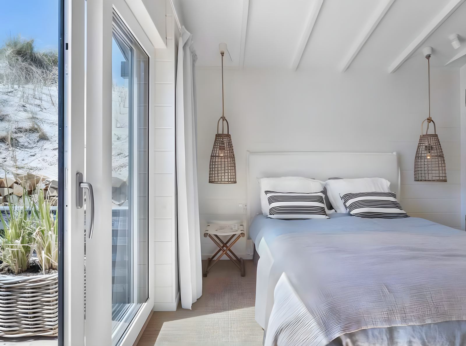 Lyst soveværelse i sommerhus