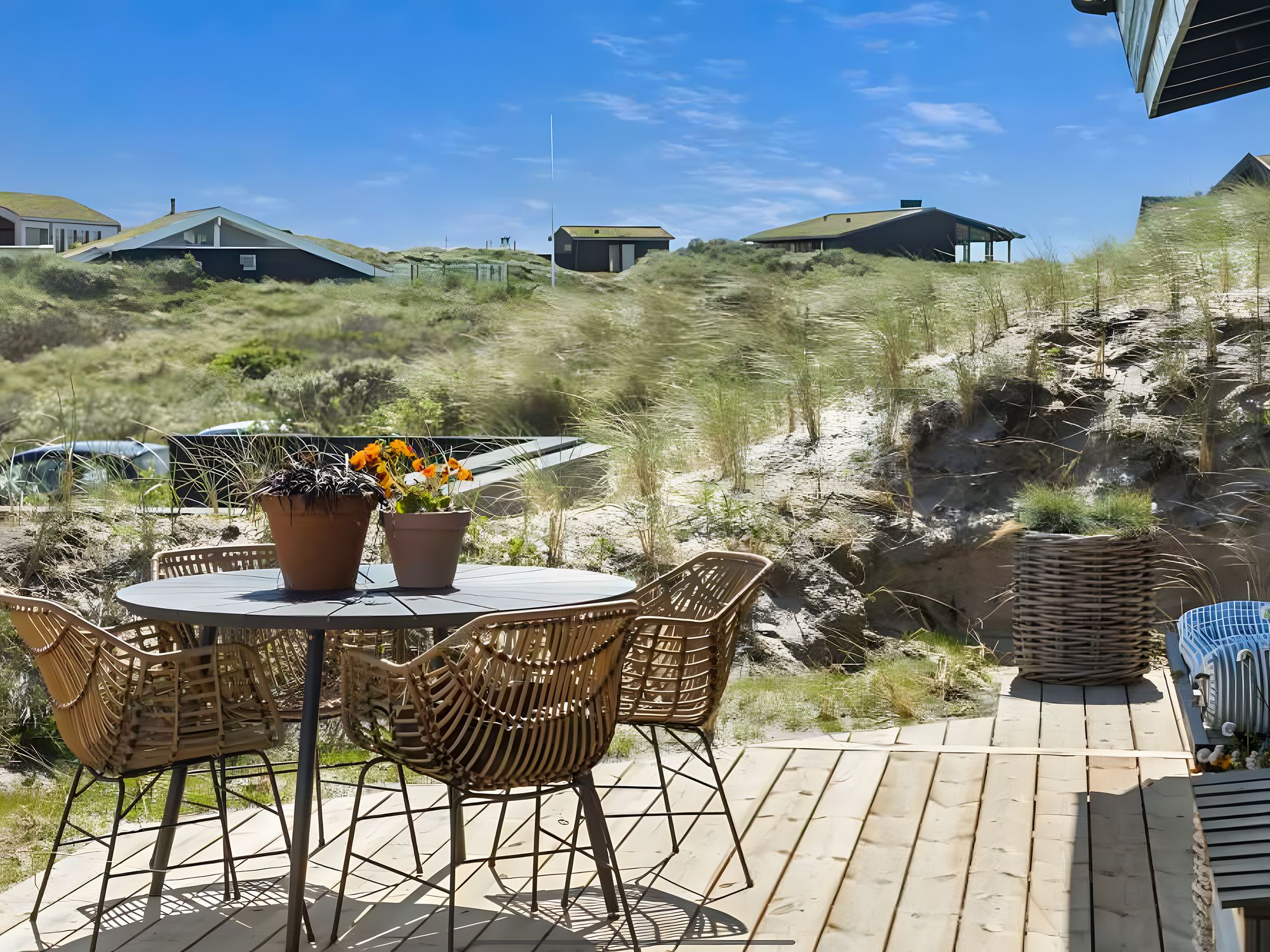 Sommerhusterrasse med udsigt over klitterne