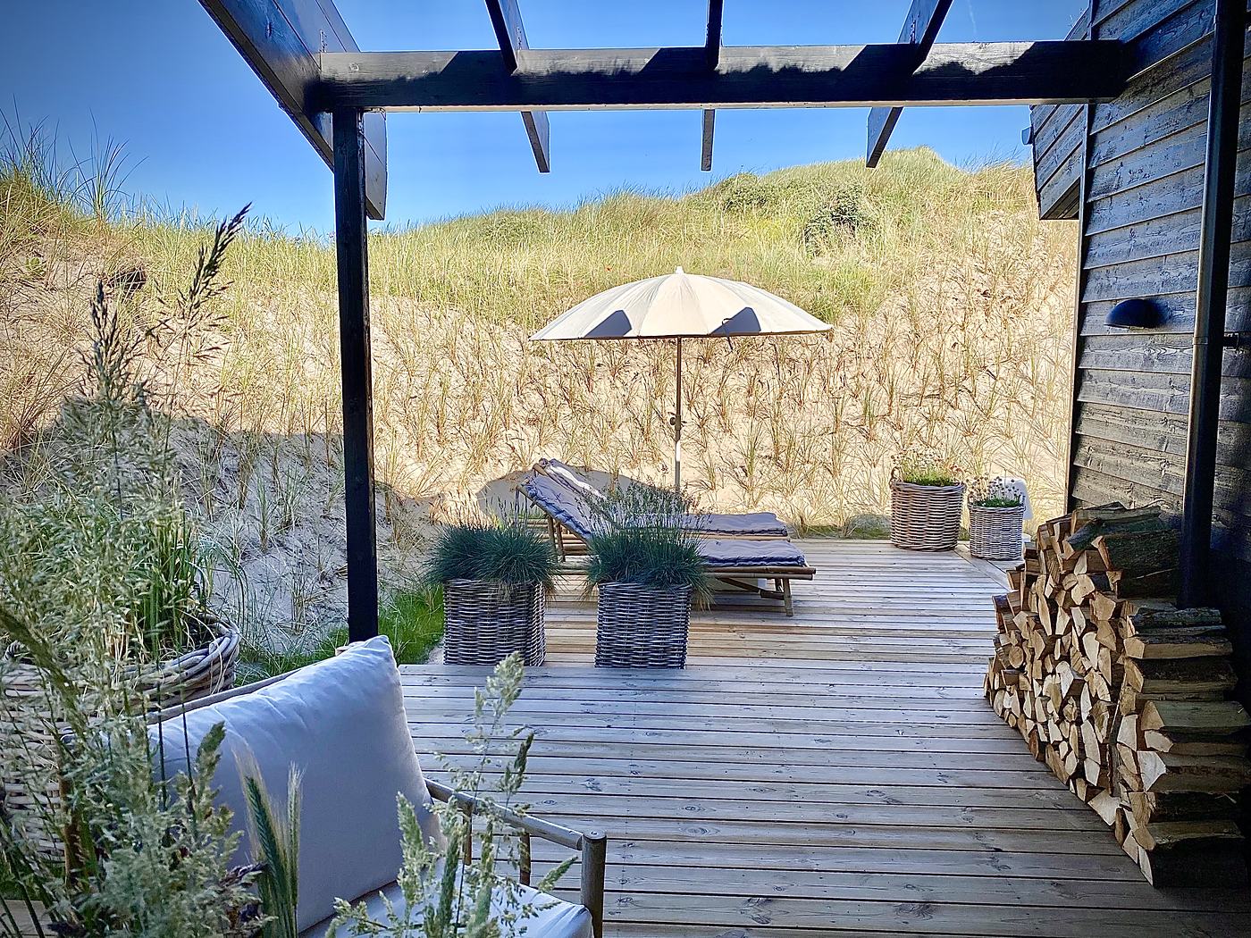 Sommerhusterrasse med pergola i klitterne