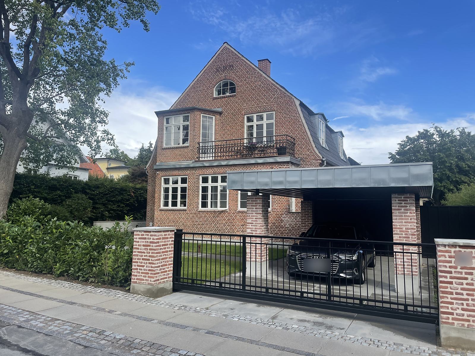 Rød murstensvilla med ny overdækning og carport
